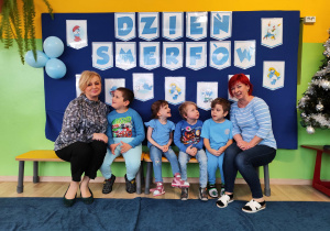 Dzień niebieski - na zdjęciu dzieci z grupy III z p. Małgosią i z p. Anią.