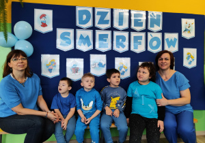 Dzień niebieski - na zdjęciu dzieci z grupy IV z p. Asią i z p. Ulą.