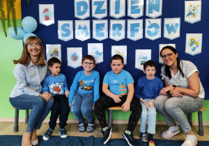 Dzień niebieski - na zdjęciu dzieci z grupy I z p. Kasią i z p. Justyną.