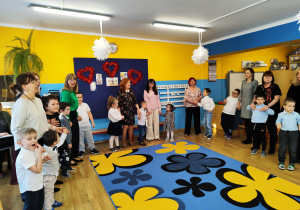 Dzień babci i dziadka - dzieci z paniami śpiewają piosenkę