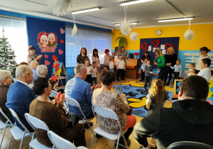 Dzień babci i dziadka - przedszkolaki występują przed zaproszonymi gośćmi