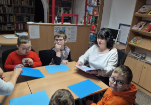 Pani Ewa czyta dzieciom opowiadanie pt. "Pierwszy śnieg"