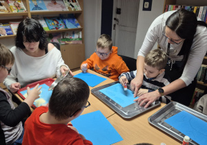 Dzieci wykonują pracę plastyczną do wysłuchanego opowiadania