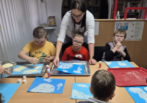 Dzieci wykonują pracę plastyczną do wysłuchanego opowiadania