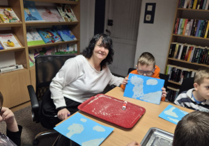 Dzieci prezentują swoje prace