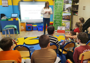 Pani Z PGK opowiada dzieciom o prawidłowej segregacji odpadów