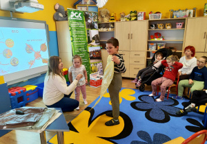 Pani z PGK z Leną i z Krzysiem prezentują żółty worek na metale i tworzywa sztuczne.