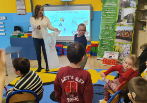 Pani z PGK z Szymonem prezentują worek na odzież i tekstylia