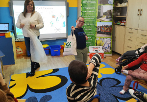 Szymon prezentuje siatkę wielokrotnego użytku.