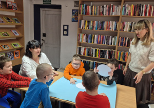 Lutowe spotkanie w bibliotece - na zdjęciu Krzysiu, Adaś, Szymon, Kuba i Yaroslav z p. Ewą i p. Kasią