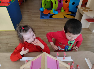 Nadia z Ksawerym robią płot z klamerek