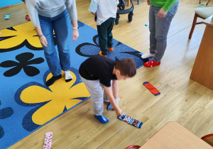 Dzieci szukają skarpetki do pary