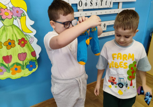 Yarosłav prezentuje swoją parę skarpetek