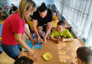 Dzieci z grupy 1 wyklejają skarpetkę