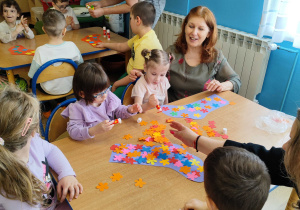 Dzieci z grupy 2 i 3 wyklejają skarpetki