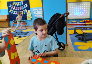 Ksawery wykleja skarpetkę