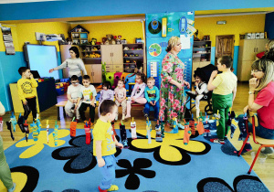 Dzieci szukają ukrytych zabawek w skarpetach