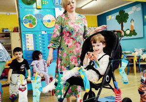 Dzieci szukają ukrytych zabawek w skarpetach