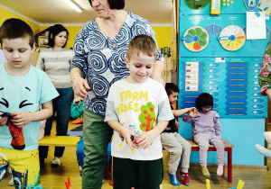 Dzieci szukają ukrytych zabawek w skarpetach