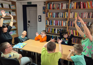 Chłopcy z panią Kasią i panią Ewą w bibliotece
