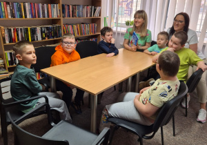Chłopcy z panią Kasią i panią Justyną w bibliotece