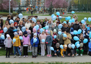 "Niebieski Spacer dla Autyzmu" - pamiątkowe zdjęcie wszystkich uczestników