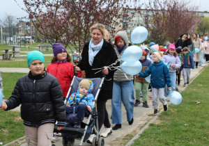 "Niebieski Spacer dla Autyzmu" - na zdjęciu nasze przedszkolaki pod opieką pań w trakcie spaceru