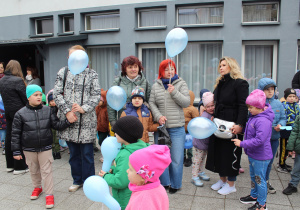 "Niebieski Spacer dla Autyzmu" - na zdjęciu Krzysiu, Ksawery, Oliwia i Celinka pod opieką pań