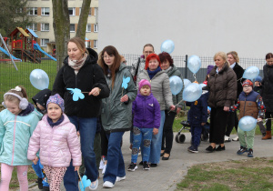 "Niebieski Spacer dla Autyzmu" - na zdjęciu nasze przedszkolaki pod opieką pań w trakcie spaceru
