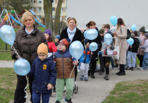 "Niebieski Spacer dla Autyzmu" - na zdjęciu nasze przedszkolaki pod opieką pań w trakcie spaceru
