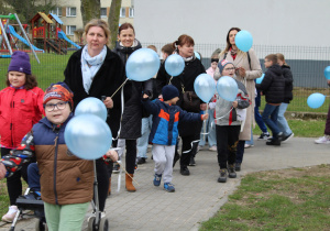 "Niebieski Spacer dla Autyzmu" - na zdjęciu nasze przedszkolaki pod opieką pań w trakcie spaceru