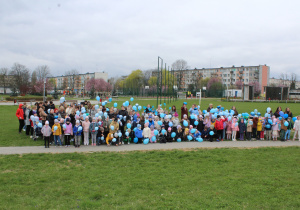"Niebieski Spacer dla Autyzmu" - pamiątkowe zdjęcie wszystkich uczestników