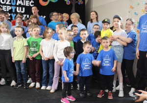 Uroczyste zakończenie części konkursowej - na zdjęciu Marysia, Antoś i Wiktor, w tle pozostali uczestnicy