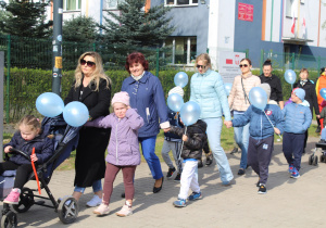 Przemarsz uczestników obchodów trasą osiedlową do Parku Solidarności