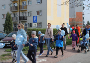 Przemarsz uczestników obchodów trasą osiedlową do Parku Solidarności