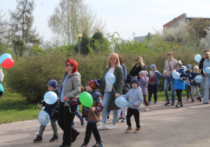Przemarsz uczestników obchodów trasą osiedlową do Parku Solidarności