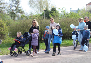 Przemarsz uczestników obchodów trasą osiedlową do Parku Solidarności