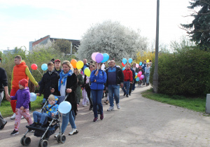 Przemarsz uczestników obchodów trasą osiedlową do Parku Solidarności
