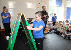 Mikołaj podczas wykonywania pracy plastycznej