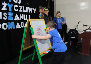 Mikołaj podczas wykonywania pracy plastycznej