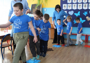 Przedszkolne obchody Dni Autyzmu - na zdjęciu przedszkolaki na torze z dysków fakturowych