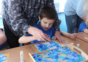 Przedszkolne obchody Dni Autyzmu - na zdjęciu Ksawery podczas pracy