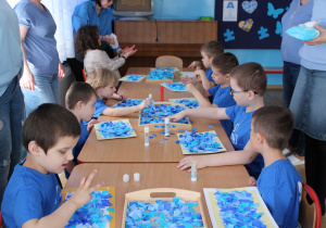 Przedszkolne obchody Dni Autyzmu - na zdjęciu przedszkolaki w trakcie tworzenia prac plastycznych
