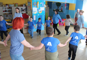 Przedszkolne obchody Dni Autyzmu - zabawa integracyjna w kole, na zdjęciu przedszkolaki wraz z paniami