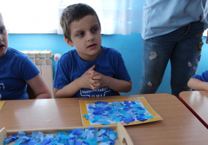 Przedszkolne obchody Dni Autyzmu - na zdjęciu Ksawery w tracie pracy przy stoliku