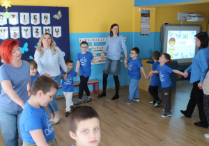 Przedszkolne obchody Dni Autyzmu - zabawa integracyjna w kole, na zdjęciu przedszkolaki wraz z paniami