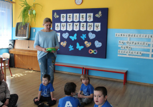 Przedszkolne obchody Dni Autyzmu - na zdjęciu p. Agnieszka wprowadza dzieci w tematykę zajęć