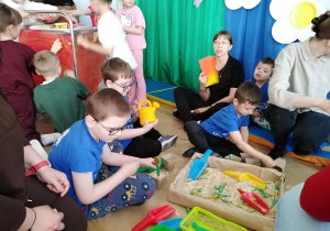 Spotkanie Integracyjne w Publicznym Przedszkolu Nr 6 w Radomsku - na zdjęciu przedszkolaki podczas zabawy sensorycznej "sadzenie kwiatków"