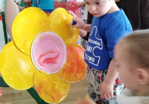 Spotkanie Integracyjne w Publicznym Przedszkolu Nr 6 w Radomsku - na zdjęciu Antoś w trakcie malowania