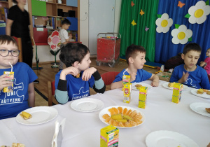 Spotkanie Integracyjne w Publicznym Przedszkolu Nr 6 w Radomsku - na zdjęciu dzieci z naszego przedszkola w trakcie słodkiego poczęstunku